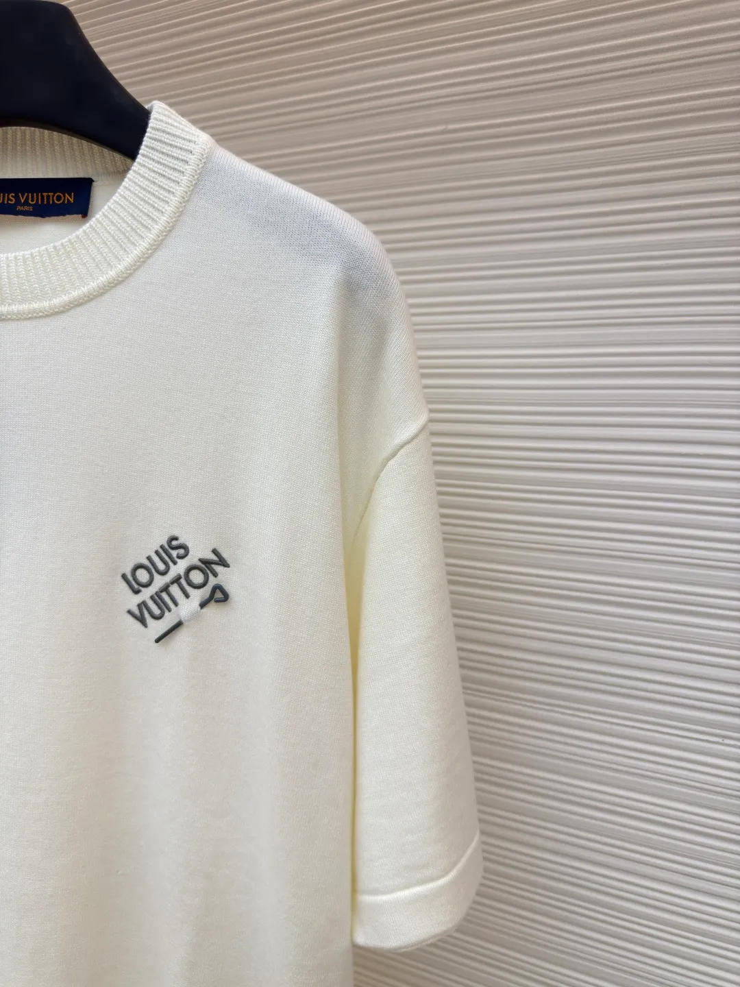 LOUIS VUITTON embroidered letter pin short sleeves ●Authentic product: Purchased and developed by 7299 ●Item number: 1680128-A50 ●Fabric: Dyeing fully combed cotton yarn weaving ●Technology: knitting ●Version: Fitted version ●Size: XS-S-M-L ●Description: Weaved using custom-woven, custom-dyed, fully combed 100% cotton yarn. A 14-needle computerized flat knitting machine is used to weave single-sided wool tissue according to the original version. The entire garment piece takes 6-7 hours per piece. The letters on the chest are sewn at a ratio of 1:1. All details are processed and finished by hand. The next operation can only be carried out after manual thread picking, knotting, inspection, and spot checks. Partial jacquard on one side requires a long time on the loom, the loss variables are unstable, and the scrap rate is high; especially for customized dyeing according to the Y version, to distinguish the wrong color and the big head version on the market. The overall wiring is straight and delicate, the fabric is comfortable and soft, and the color is consistent without color difference. It can be matched with the same style to create a fashionable look and control various occasions. Customized accessories, complete with three standards, same style for men and women!